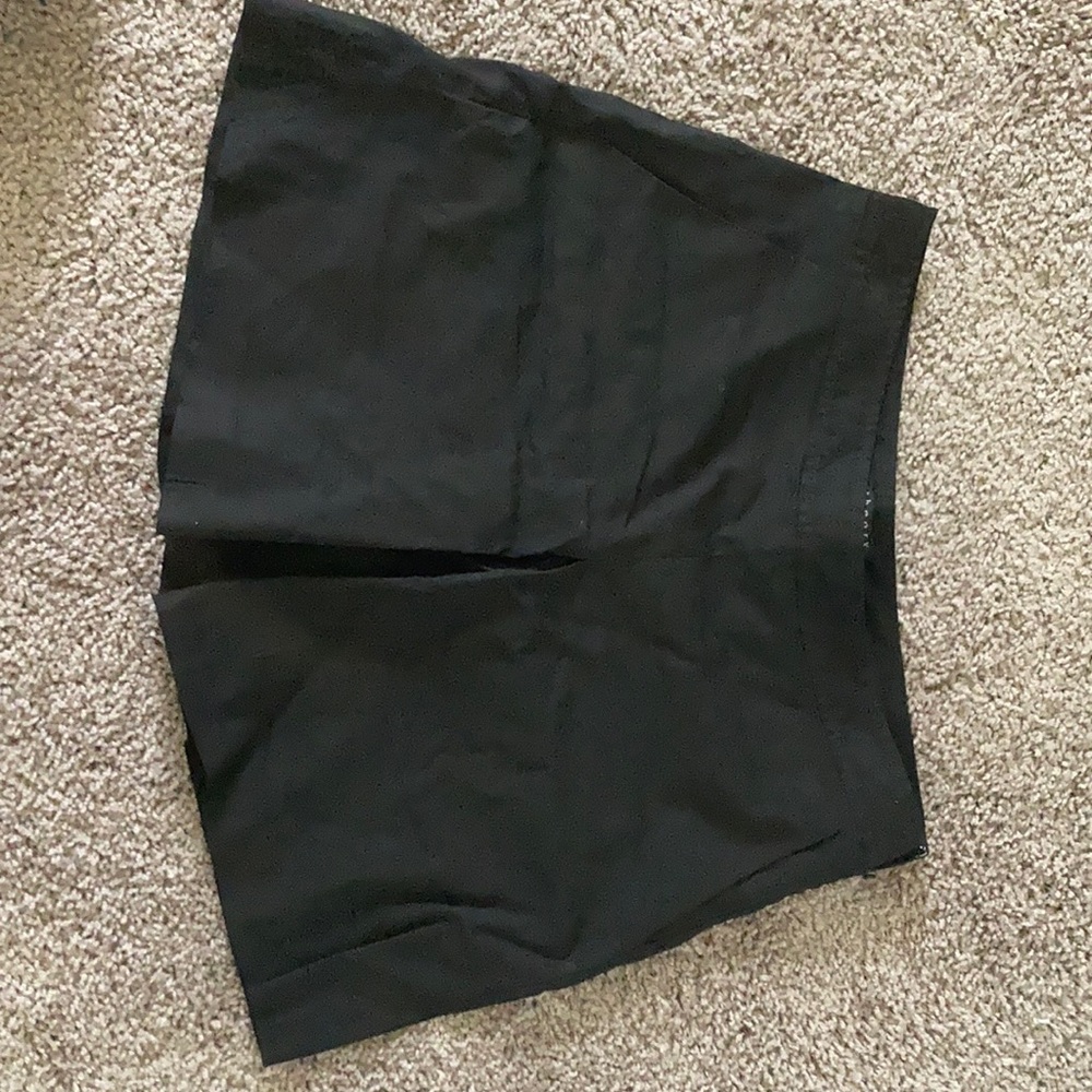 Black linen pleated shorts